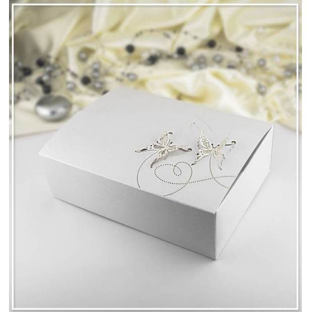Svadobná krabička na výslužky s perlovým motýľom (18,5 x 13,5 x 5,8 cm) - dortis