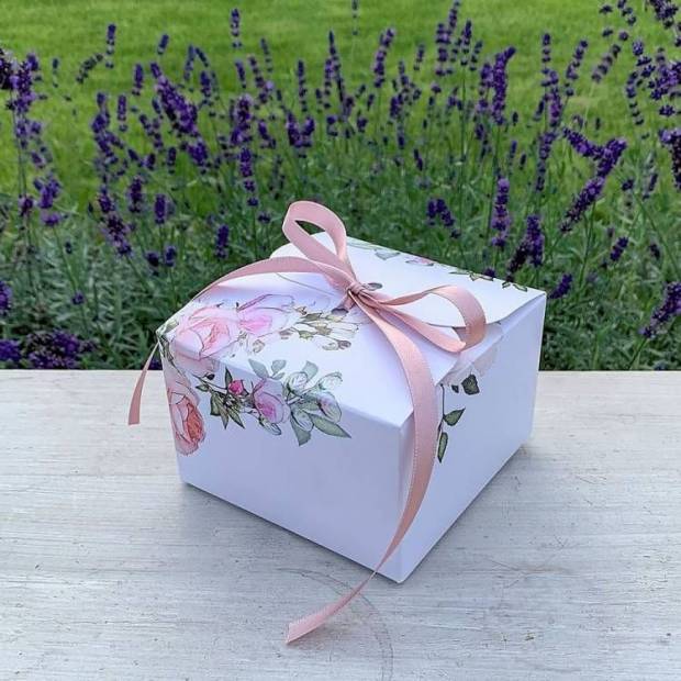 Svadobná krabička na výslužky biela s ružami s mašľou (11 x 11 x 7 cm) - dortis