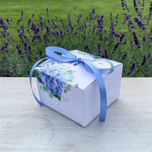 Svadobná krabička na výslužky biela s modrými hortenziami s mašľou (11 x 11 x 7 cm) - dortis