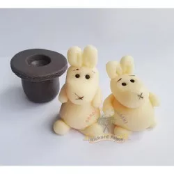 Figúrka na tortu – zajko v klobúku z kokosovej hmoty, 4 × 5,5 cm - Fagos