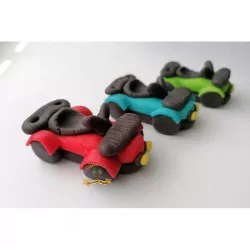 Figúrka na tortu štvorkolka červená 7x4x3 cm z kokosovej hmoty - Fagos