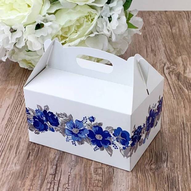 Svadobná krabička na výslužky biela s modrými kvetmi (13 x 9 x 7 cm) - dortis