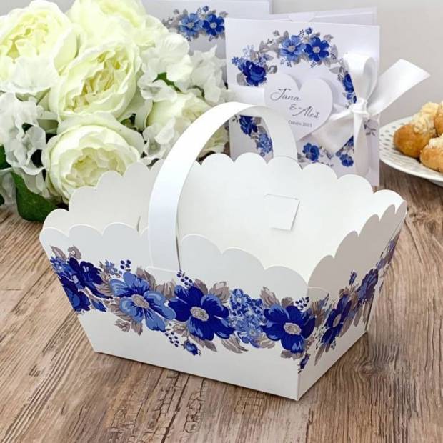 Svadobný košík na cukrovinky biely s modrými kvetmi (13 x 9 x 9,5 cm) - dortis