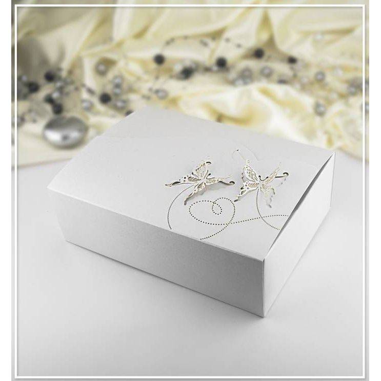 E-shop Svatební krabička na výslužku perleťová vzor motýl (18,5 x 13,5 x 5,8 cm)