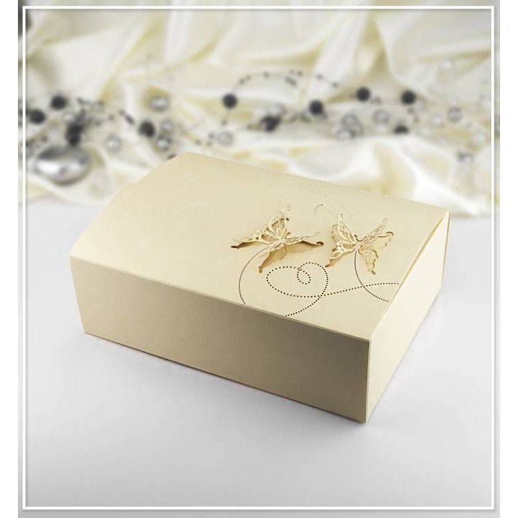 E-shop Svatební krabička na výslužku zlatá vzor motýl (18,5 x 13,5 x 5,8 cm)