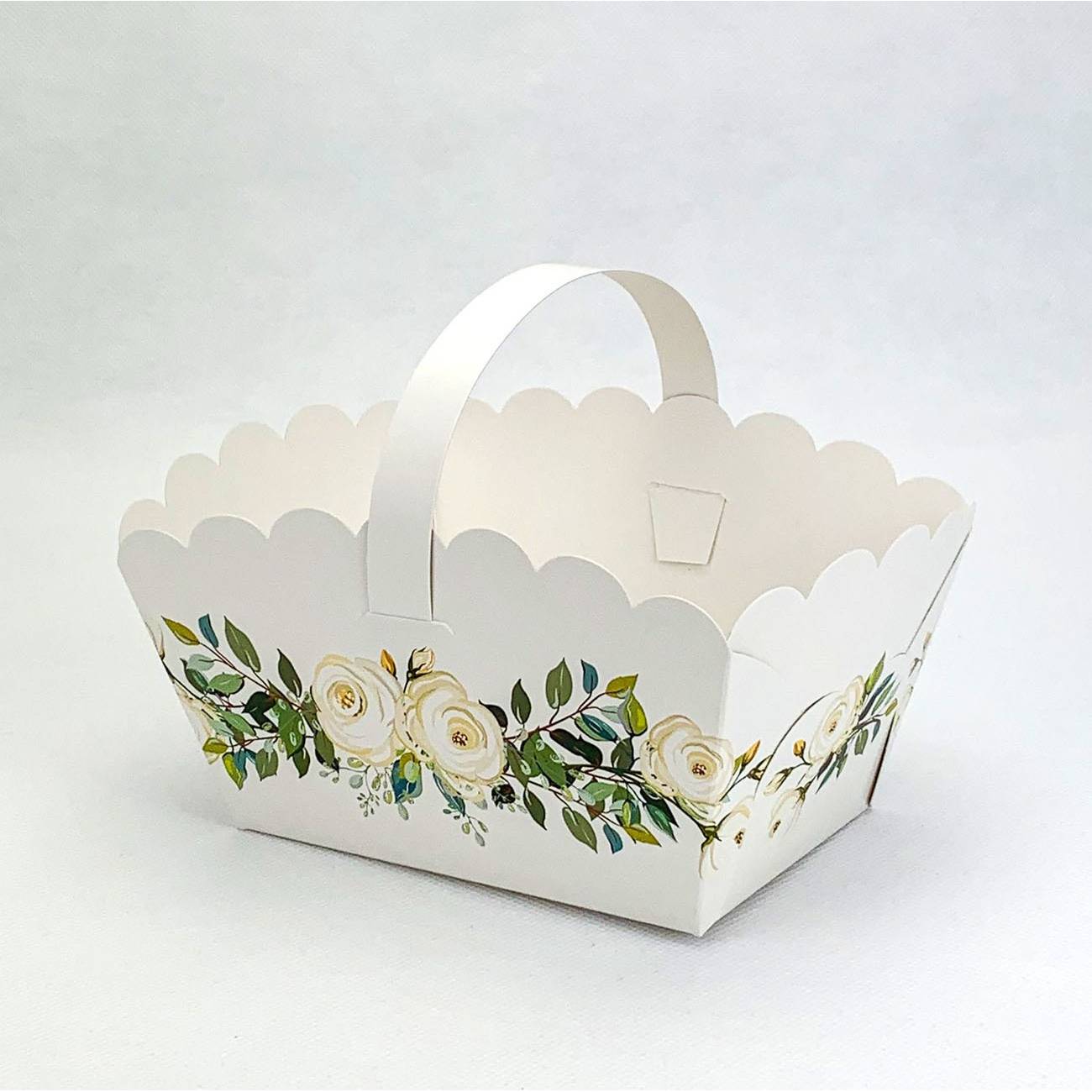 E-shop Svatební košíček na cukroví bílý s bílými růžemi (13 x 9 x 9,5 cm)